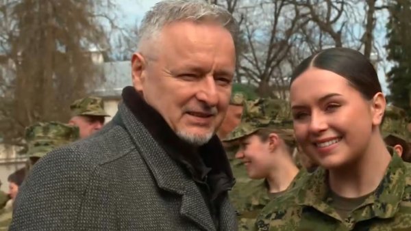 Marko Perković Thompson stigao je u Požegu na prisegu kćeri