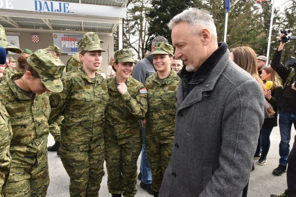 Thompson i supruga Sandra na prisegi kćeri u Požegi