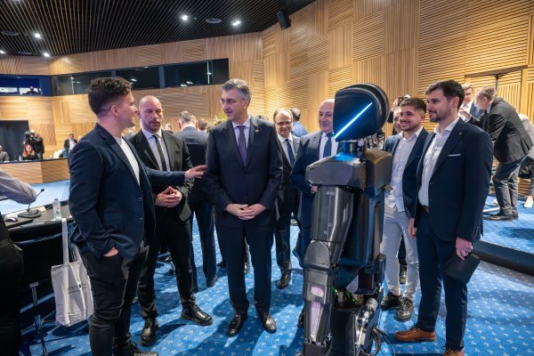 Početkom veljače sjednici Nacionalnog vijeća za digitalnu transformaciju prisustvovalo je dvoje neobičnih gostiju - humanoidna robotica Tonka i RINNO