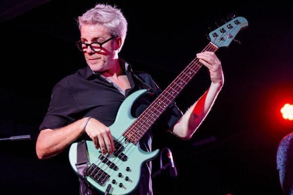 Osim njega u obitelji se glazbom bavi i njegov poznati tata Clint, koji svira klavir, a baka mu je bila profesorica glazbe