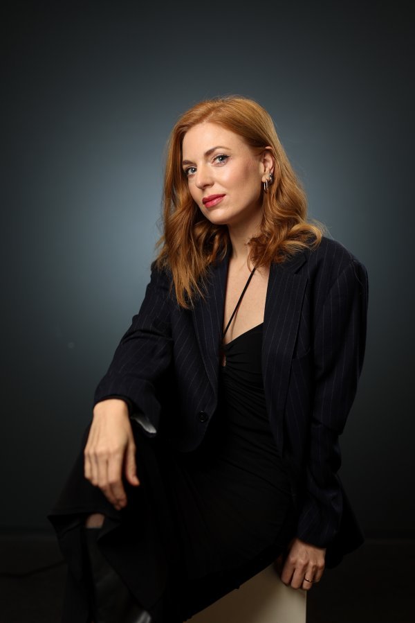 Poriv da se bavi glumom pojavio se tek u srednjoj školi, kada je upisala 'Gradsko kazalište mladih u Splitu'