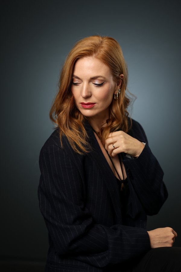 Ranije je izjavila da se uloga supruge, majke i umjetnice u njoj stalno isprepliću, ponekad jedna prevlada, pa se druga povuče, pa su sve u isto vrijeme