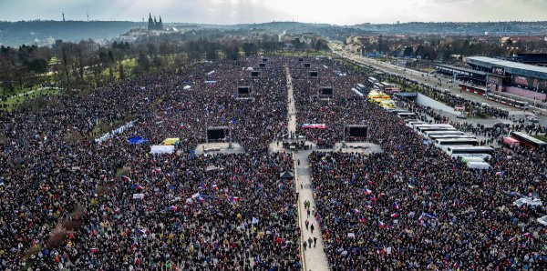 Oko 250 tisuća Čeha izašlo na prosvjed: Ne želimo postati Mađarska ili Slovačka