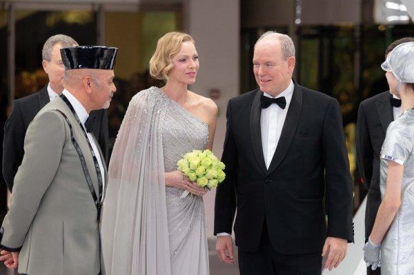U srebru od glave do pete: Princeza Charlene nadmašila je samu sebe u atraktivnoj haljini