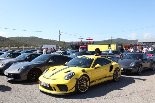 Kaos na moru: Tisuće luksuznih auta završile na otoku gdje su automobili zabranjeni