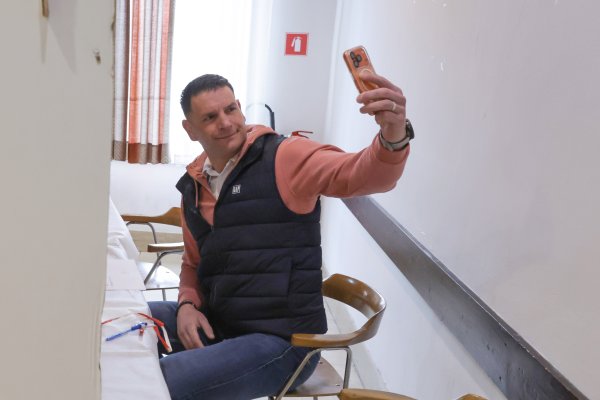 Zoran Stevanović, vođa Resni.ce, fotografira se na biračkom mjestu u Kranju