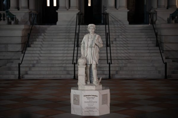 Trump postavio kip Kolumba u Bijeloj kući: Buknula žestoka rasprava