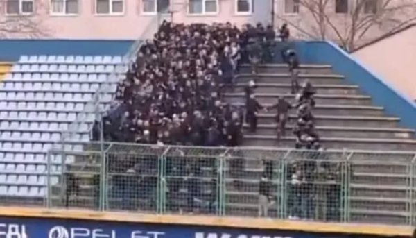 Skandal u BiH! Policija brutalno mlatila Željine navijače zbog transparenta u čast reintegracije Grbavice