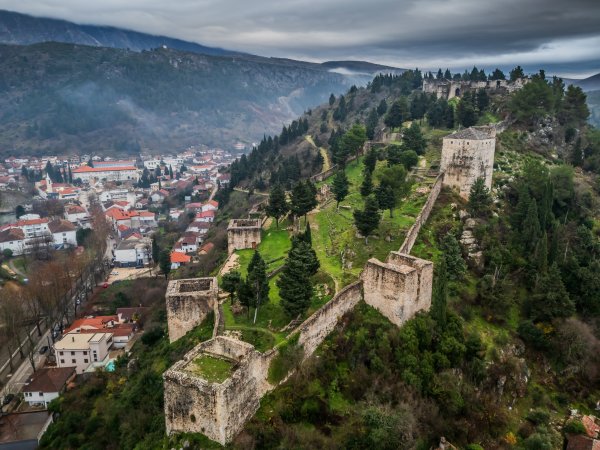 Mural za Vukovar i grafit za Srebrenicu: Dvoje uhićenih nakon makljaže u Stocu