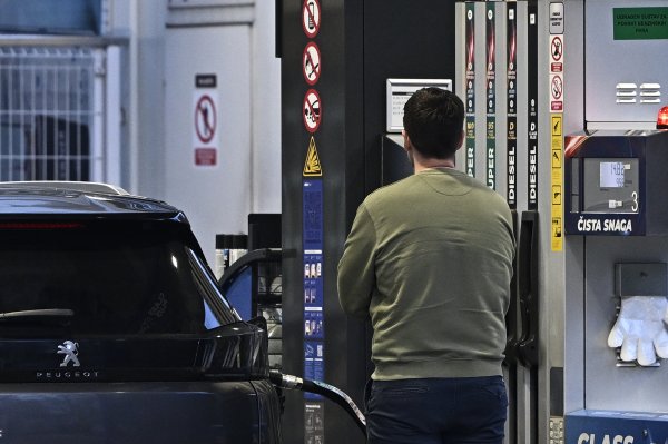 FOTO Građani pohrlili na benzinske postaje, njih osam već je ograničilo prodaju