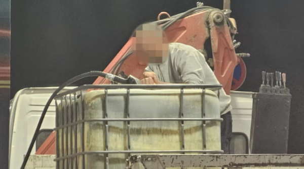 Muškarac toči gorivo