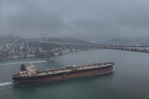 Brodovi prolaze kroz Bospor