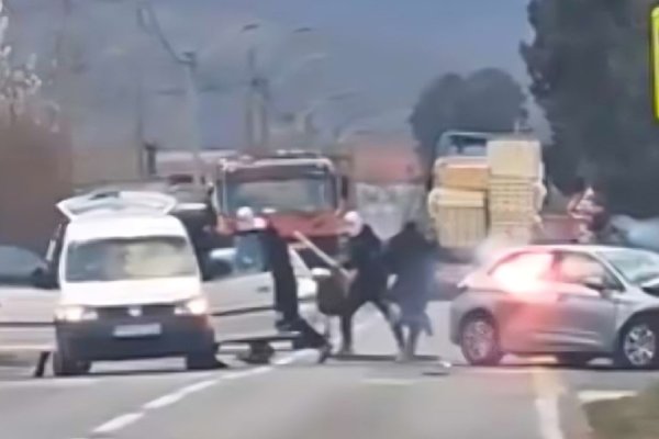 Snimka iz Mostara širi se internetom: Ultrasi napali Red Army, gorio i automobil