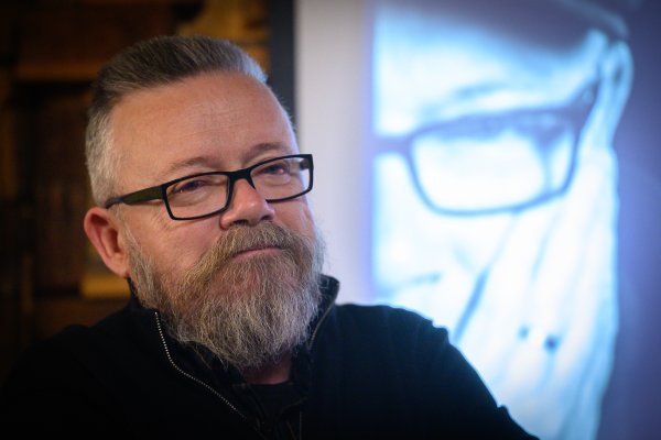 Onu slavnu Fiamengovu (i Runjićevu, i Oliverovu, dabome) danas bi trebalo prilagoditi: "S ponistre se vidi Šolta, kuva mater priko Wolta."