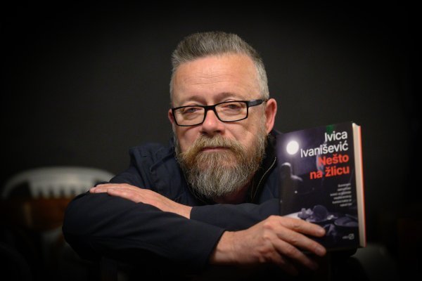 Da ste plaćeni ubojica vrhunske, svjetske reputacije, trebali biste pobiti cijeli autobus ljudi da biste zaradili za garsonijeru u Splitu