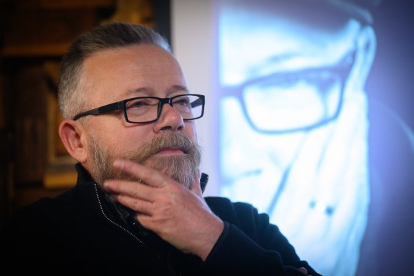 Ili ja imam ozbiljnih problema sa sluhom ili su gospoda i gospođe akademici već umrli. Glasnije je na Mirogoju nego u palači na Zrinjevcu