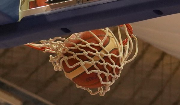 S 49 godina ubacio 106 poena i pogodio 33 trice na jednoj utakmici