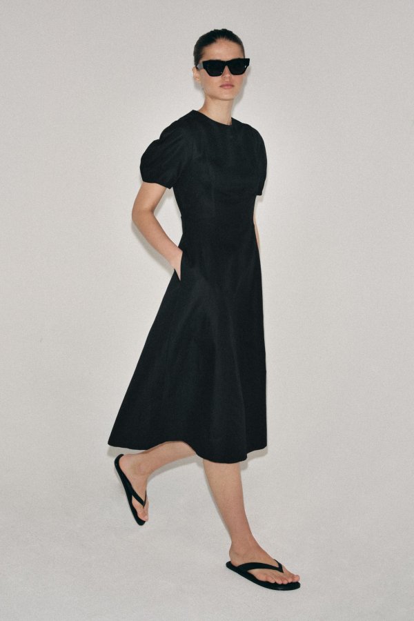 Ako tražite haljinu koja izgleda skupo, Zara ima vrlo dobar odgovor