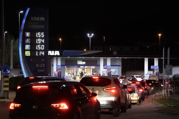 Na rubu novog šoka: Cijena nafte snažno oscilira, najskuplja je od 2022.