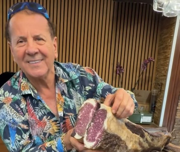 Cirkus u Walesu! Navijač BiH na gostovanje ponio pečenu jaretinu