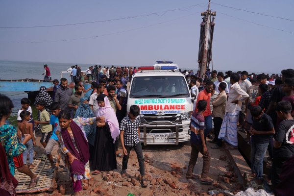 Autobus se survao u rijeku prilikom ukrcaja na trajekt: Poginule najmanje 24 osobe