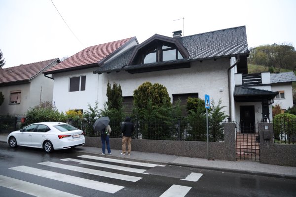 Istražitelji ispred Pavlekove kuće