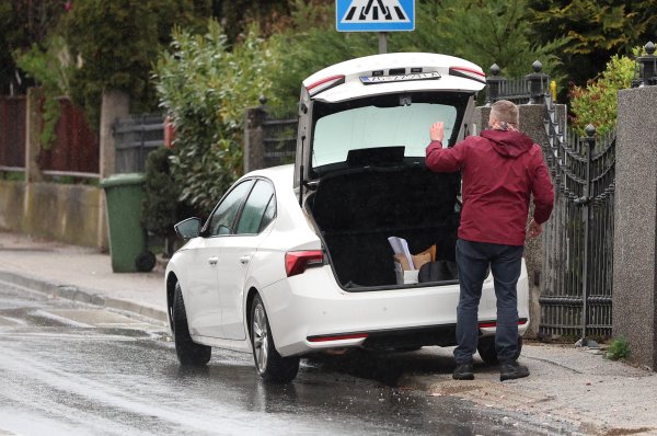 Istražitelji ispred Pavlekove kuće