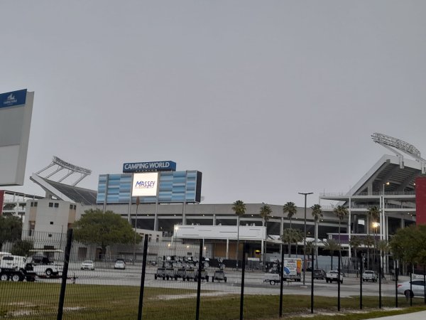 Posjetili smo kvart oko stadiona na kojem igraju Vatreni; nudi se 'rent a tenk', a uz jutarnju kavu puši se...