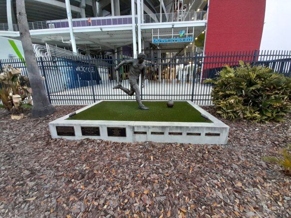 Spomenik i pločice na stadionu kao uspomena na SP 1994. godine