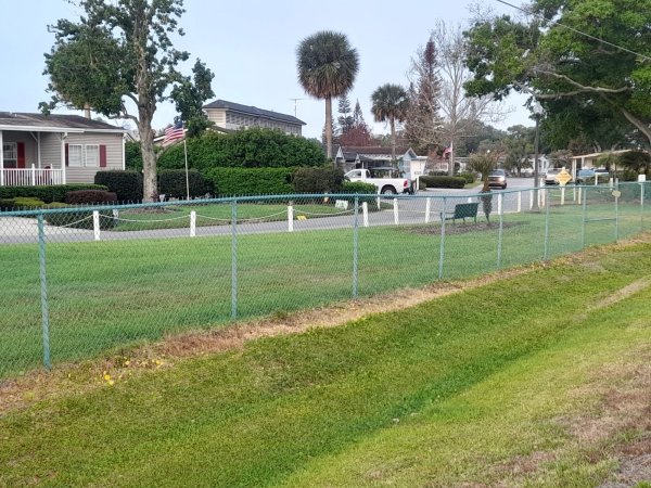 Svaka kućica u naselju za umirovljenike ima svoju zastavu