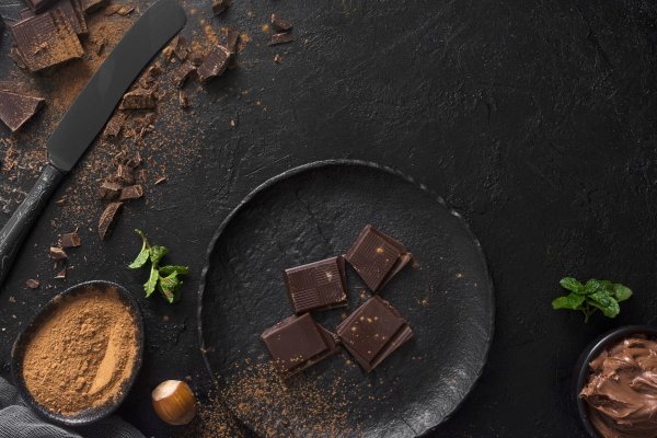 Tamna čokolada sadrži flavonoide, biljne spojeve koji djeluju kao snažni antioksidanti