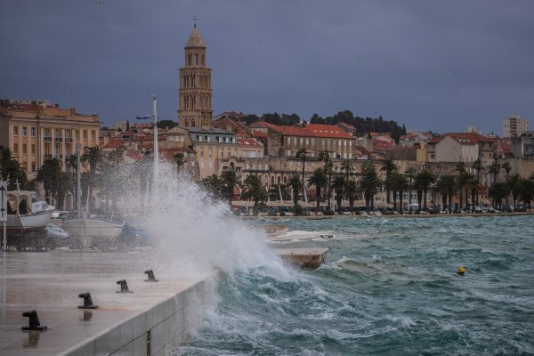 Olujno jugo u Splitu