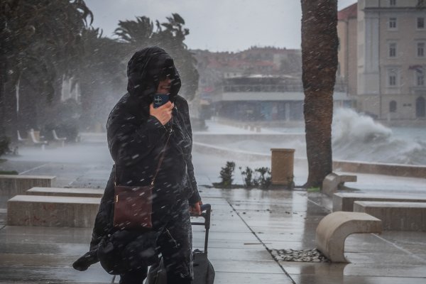 Olujno jugo zahvatilo Split: Tuča pala u Metkoviću i na Murteru