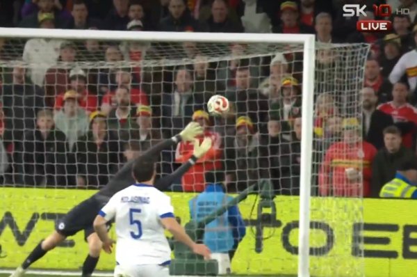Pogledajte nevjerojatan gol nakon pogreške golmana kojim je Wales poveo protiv BiH