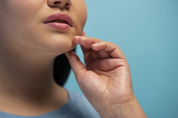 Dodirivanjem rane, a nakon toga drugih dijelova lica - može se proširiti virus na nos ili čak oči