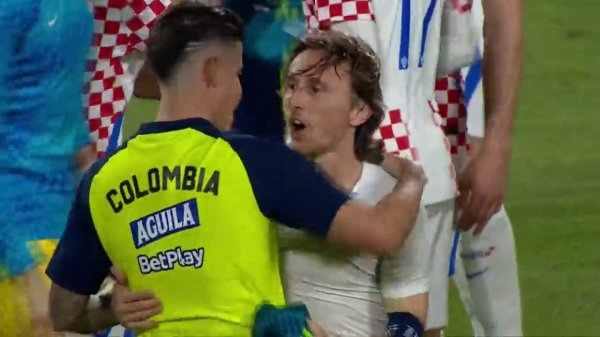 Osmijesi i prijateljski zagrljaj: Pogledajte s kim je Modrić razmijenio dres nakon Kolumbije