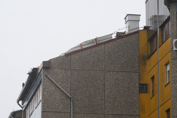 Zagreb: Olujni vjetar poharao Špansko, dignuti krovovi i isčupana stabla