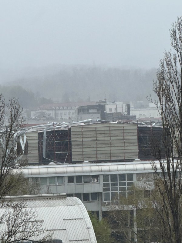 Oštećen novi krov na Domu sportova