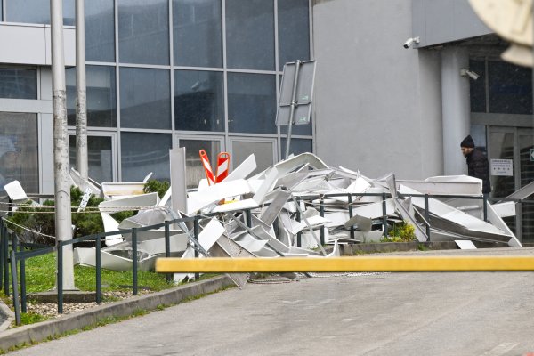 FOTO Olujni vjetar oštetio dio nadstrešnice u KBC-u Zagreb