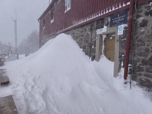 Zavižan rekorder po količini snijega: Pogledajte kako je to izgledalo jutros