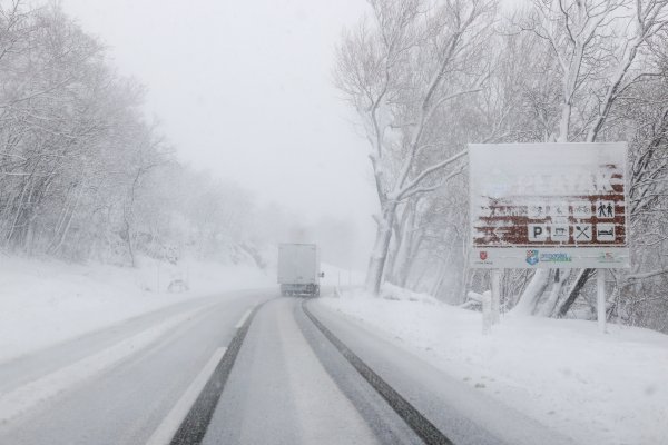 Snijeg paralizirao promet prema Rijeci