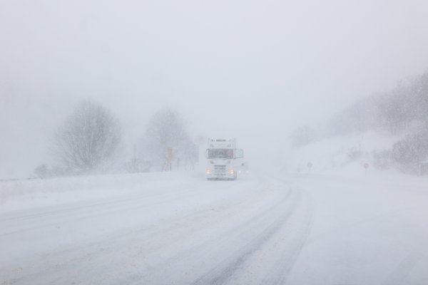 Snijeg paralizirao promet prema Rijeci