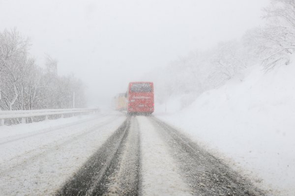 Autobus završio u snijegu na putu prema Međugorju: 'Proklizao je i zapeo'