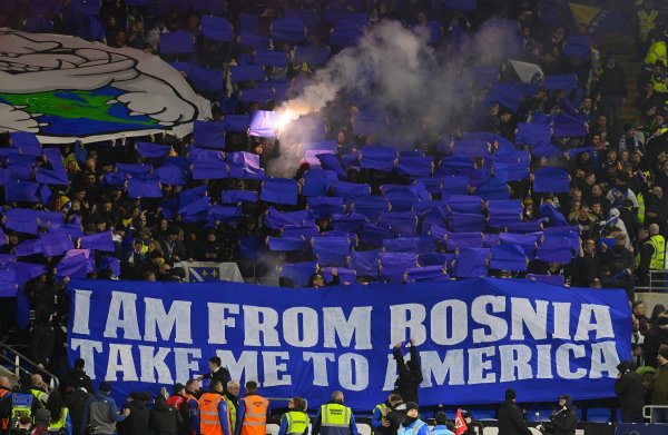 Koreografija navijača BiH: 'I am from Bosnia, take me to America'