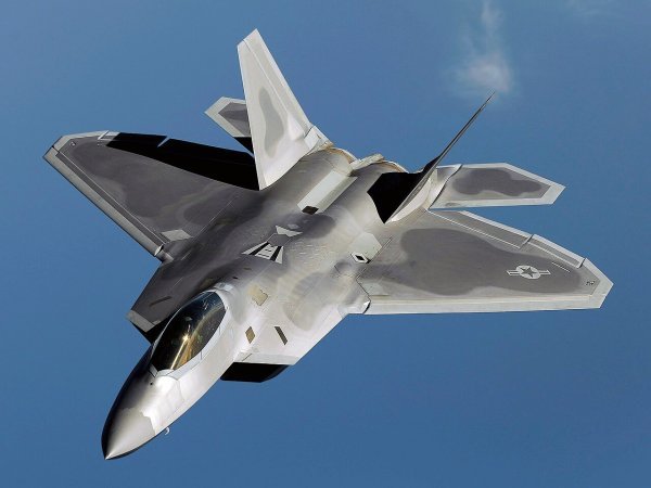 F-22 Raptor u letu iznad Japana