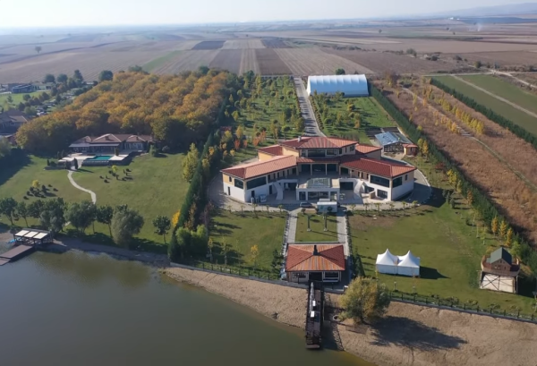 Vila Đokovićevih na jezeru