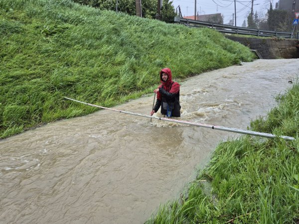 DHMZ-ov Marko Smetko mjeri vodostaj potoka Črnomerec, postaja Fraterščica
