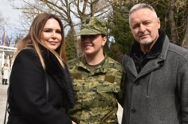 Sandra sa kćeri Divom Marijom i suprugom Markom Perkovićem Thompsonom u Požegi