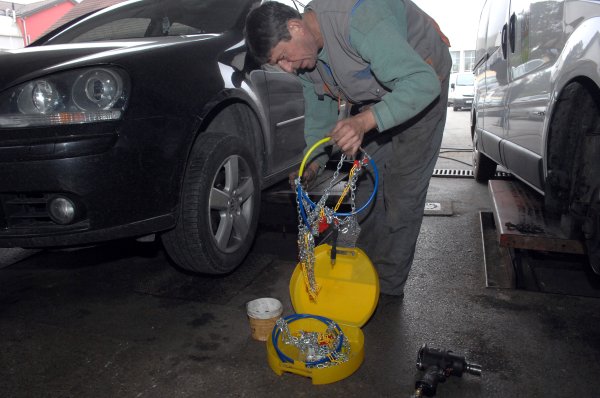 Mnogi vozači ovo zaboravljaju: Evo do kada je u Hrvatskoj obvezna zimska oprema