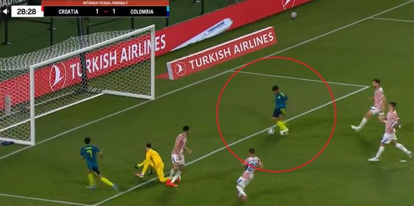 Nestvaran promašaj šokirao sve; kolumbijski navijači brutalno vrijeđaju svog napadača